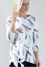 Load image into Gallery viewer, COLOR FEATHERS on WHITE / FEATHER PRINT TOP S/S

